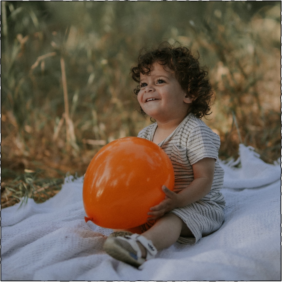ילד עם בלון בצילום משפחתי קליל